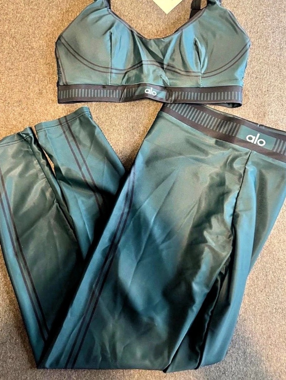 Alo Green Athletic sports bra and Leggings Set Like New